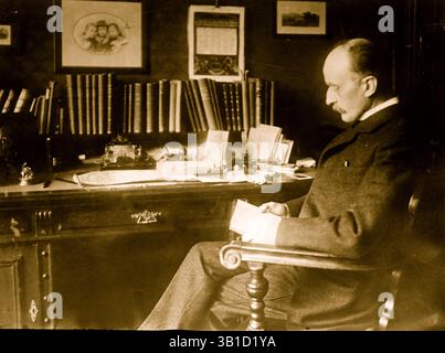 Juin 06, 1910 - Allemagne - Dr MAX PLANCK (23 avril 1858 - 4 octobre 1947) Max Karl Ernst Ludwig Planck était un physicien allemand qui est considéré comme le fondateur de la théorie quantique, pour laquelle il a reçu le prix Nobel de physique en 1918. Date exacte inconnue. . (Crédit image : © BuyEnlarge/ZUMAPRESS.com) Banque D'Images