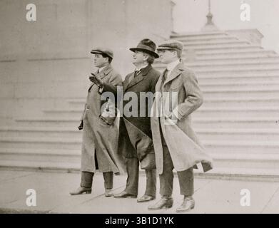 06 juin 1915 - Washington, District of Columbia, États-Unis - ROBERT M. LAFOLLETTE et ses fils. ROBERT MARION LA FOLLETTE, PÈRE (14 juin 1855 - 18 juin 1925) était un homme politique américain. Il a été membre de la Chambre des représentants des États-Unis, gouverneur du Wisconsin et sénateur américain du Wisconsin (1906 à 1925). Il s'est présenté à la présidence des États-Unis en tant que candidat de son propre Parti progressiste en 1924. Date exacte inconnue. . (Crédit image : © BuyEnlarge/ZUMAPRESS.com) Banque D'Images