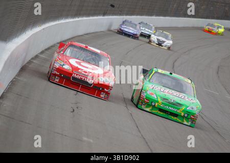 15 août 2010 : Juan Pablo Montoya (42 ans) et Kyle Busch (18 ans) à la CARFAX 400 NASCAR Sprint Cup Series au Michigan International Speedway à Brooklyn, Michigan. (Crédit image : © Rick Osentoski/Cal Sport Media/ZUMApress.com) Banque D'Images