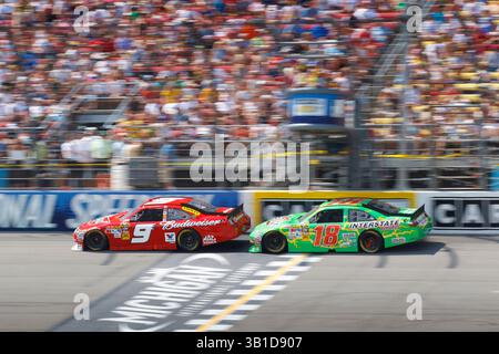 15 août 2010 : Kasey Kahne (9 ans) et Kyle Busch (18 ans) à la CARFAX 400 NASCAR Sprint Cup Series au Michigan International Speedway à Brooklyn, Michigan. (Crédit image : © Rick Osentoski/Cal Sport Media/ZUMApress.com) Banque D'Images