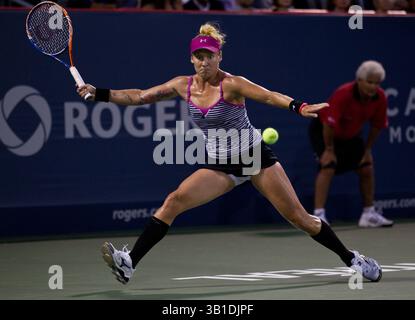 18 août 2010 - Montréal, Québec, Canada - MONTRÉAL, QUÉBEC : 18 AOÛT 2010 - Bethanie Matte-Sands (USA) retourne un ballon à Kim Clijsters (bel) à la Coupe Rogers 2010 féminine au stade Uniprix à Montréal, le mercredi 18 août 2010. (Crédit image : © Dave Sidaway/Postmedia News/ZUMApress.com) Banque D'Images