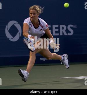 18 août 2010 - Montréal, Québec, Canada - MONTRÉAL, QUÉBEC : 18 AOÛT 2010 - Kim Clijsters (bel) retourne un ballon à Bethanie Matte-Sands (USA) à la Coupe Rogers 2010 féminine au stade Uniprix à Montréal, le mercredi 18 août 2010. (Crédit image : © Dave Sidaway/Postmedia News/ZUMApress.com) Banque D'Images