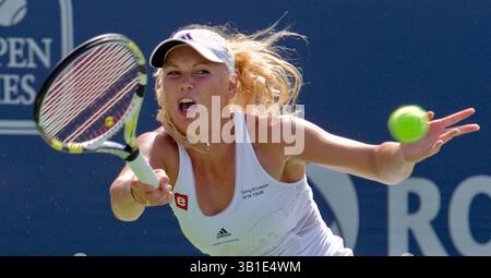 23 août 2010 - Montréal, Québec, Canada - MONTRÉAL, QUÉBEC : 23 AOÛT 2010 - Caroline Wozniacki (DEN) (vue ici) a battu Vera Zvonareva (RUS) 6-3 6-2 pour remporter la Coupe Rogers féminine 2010 au stade Uniprix à Montréal, Canada, le lundi 23 août 2010. (Crédit image : © Dave Sidaway/Postmedia News/ZUMApress.com) Banque D'Images