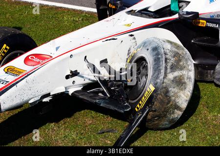 11 février 2011 - le Sauber C30 endommagé de Sergio Perez (MEX) Sauber...test de formule 1, jour 2. (Crédit : © Sutton Motorsports/ZUMAPRESS.com) Banque D'Images