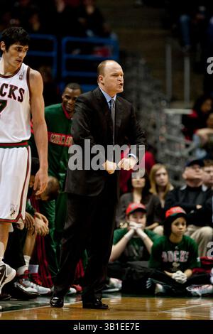 12 février 2011 Milwaukee, WI. Bradley Center..L'entraîneur-chef des Bucks de Milwaukee Scott Skiles..les Bucks de Milwaukee ont perdu contre les Pacers de l'Indiana 97-103. Mike McGinnis/CSM(image crédit : © Mike McGinnis/Cal Sport Media/ZUMAPRESS.com) Banque D'Images