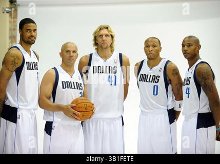 27 septembre 2010 : Tyson Chandler #6, le garde des Dallas Mavericks Jason Kidd #2, l'attaquant des Dallas Mavericks Dirk Nowitzki #41, l'attaquant des Dallas Mavericks Shawn Marion #0, et l'attaquant des Dallas Mavericks Caron Butler #4 posent lors de la Journée des médias des Dallas Mavericks au American Airlines Center de Dallas, TX(image crédit : © Albert Pena/Cal Sport Media/ZUMApress.com) Banque D'Images