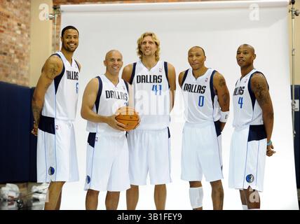 27 septembre 2010 : Tyson Chandler #6, le garde des Dallas Mavericks Jason Kidd #2, l'attaquant des Dallas Mavericks Dirk Nowitzki #41, l'attaquant des Dallas Mavericks Shawn Marion #0, et l'attaquant des Dallas Mavericks Caron Butler #4 posent lors de la Journée des médias des Dallas Mavericks au American Airlines Center de Dallas, TX(image crédit : © Albert Pena/Cal Sport Media/ZUMApress.com) Banque D'Images