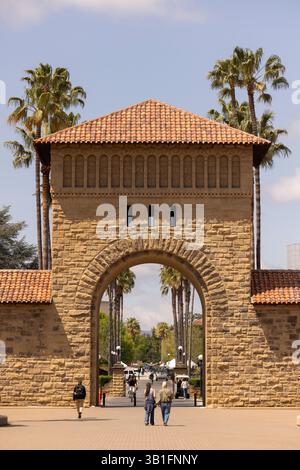 Palo Alto, Californie, États-Unis - 18 avril 2025 : les gens marchent sur le campus de l'Université de Stanford. Banque D'Images