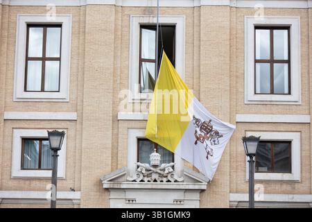 Cité du Vatican, Vatican. 25 avril 2025. Le drapeau du Vatican flotte en Berne en deuil pour le pape François, alors que les préparatifs pour ses funérailles se poursuivent. Selon le Vatican, environ 250 000 personnes ont visité la basilique pendant trois jours pour rendre hommage. Les adieux publics étant maintenant terminés, les dirigeants mondiaux arrivent à Rome avant les funérailles prévues pour le 26 avril 2025. (Photo de Vasily Krestyaninov/SOPA images/SIPA USA) crédit : SIPA USA/Alamy Live News Banque D'Images