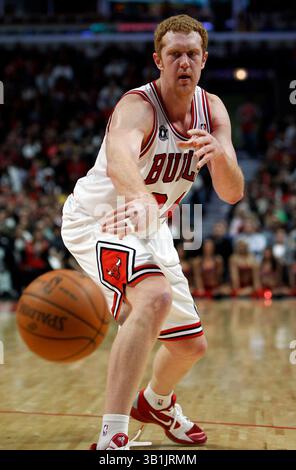 30 oct. 2010 - Chicago, Illinois, États-Unis - BRIAN SCALABRINE, attaquant des Chicago Bulls, lors du match NBA entre les Chicago Bulls et les Detroit pistons au United Center à Chicago, Illinois. Les Bulls ont battu les pistons, 101-91. (Crédit image : © Kamil Krzaczynski/ZUMApress.com) Banque D'Images