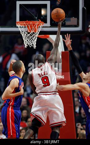 30 oct. 2010 - Chicago, Illinois, États-Unis - L'attaquant des Chicago Bulls LUOL DENG (C) va au panier lors du match NBA entre les Chicago Bulls et les Detroit pistons au United Center à Chicago, Illinois. Les Bulls ont battu les pistons, 101-91. (Crédit image : © Kamil Krzaczynski/ZUMApress.com) Banque D'Images