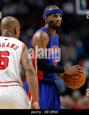 30 oct. 2010 - Chicago, Illinois, États-Unis - le garde des pistons de Détroit RICHARD HAMILTON (R) cherche à passer le ballon lors du match NBA entre les Chicago Bulls et les pistons de Détroit au United Center à Chicago, Illinois. Les Bulls ont battu les pistons, 101-91. (Crédit image : © Kamil Krzaczynski/ZUMApress.com) Banque D'Images