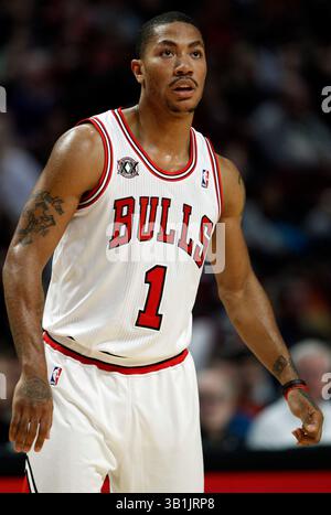 30 oct. 2010 - Chicago, Illinois, États-Unis - DERRICK, garde des Chicago Bulls, S'EST LEVÉ lors du match NBA entre les Chicago Bulls et les Detroit pistons au United Center à Chicago, Illinois. Les Bulls ont battu les pistons, 101-91. (Crédit image : © Kamil Krzaczynski/ZUMApress.com) Banque D'Images