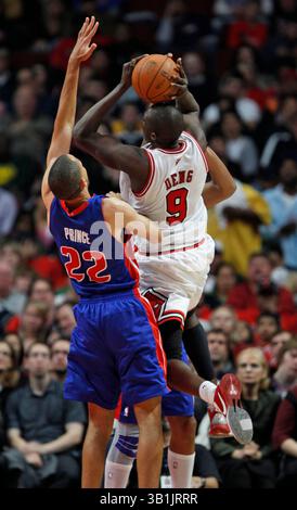 30 oct. 2010 - Chicago, Illinois, États-Unis - L'attaquant des Chicago Bulls LUOL DENG (R) va au panier contre l'attaquant des pistons de Détroit Tayshaun Prince (l) lors du match NBA entre les Chicago Bulls et les pistons de Détroit au United Center à Chicago, Illinois. Les Bulls ont battu les pistons, 101-91. (Crédit image : © Kamil Krzaczynski/ZUMApress.com) Banque D'Images