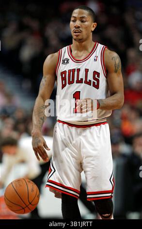 30 oct. 2010 - Chicago, Illinois, États-Unis - DERRICK, garde des Chicago Bulls, S'EST LEVÉ lors du match NBA entre les Chicago Bulls et les Detroit pistons au United Center à Chicago, Illinois. Les Bulls ont battu les pistons, 101-91. (Crédit image : © Kamil Krzaczynski/ZUMApress.com) Banque D'Images
