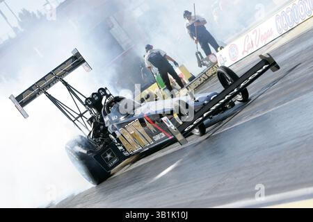 2010 OCT 31 : Tony Schumacher, pilote du dragster Top Fuel de l'armée américaine, fait un burn-out lors des NHRA Nationals de Las Vegas 2010 au Strip au Las Vegas Motor Speedway de Las Vegas, Nevada. (Crédit image : © Josh Holmberg/Cal Sport Media/ZUMApress.com) Banque D'Images