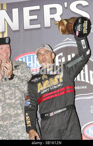 2010 OCT 31 : Tony Schumacher, le pilote de dragster le plus haut carburant de l'armée américaine, célèbre sa victoire lors des NHRA Nationals de Las Vegas 2010 au Strip du Las Vegas Motor Speedway de Las Vegas, Nevada. (Crédit image : © Josh Holmberg/Cal Sport Media/ZUMApress.com) Banque D'Images
