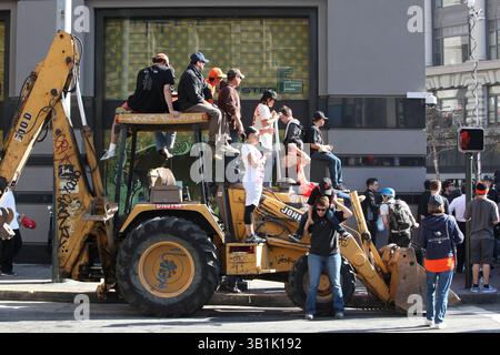 03 nov. 2010 - San Francisco, Californie, États-Unis - les champions des World Series San Francisco Giants défilent sur le marché jusqu'à l'hôtel de ville de San Francisco et accueillis par un demi-million de fans estimé. C'est la première fois que les Giants remportent la série depuis leur déménagement de New York à San Francisco en 1958. (Crédit image : © Tim Wagner/ZUMApress.com) Banque D'Images