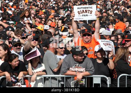 03 nov. 2010 - San Francisco, Californie, États-Unis - la ville de San Francisco a organisé un défilé de victoire et un rassemblement au Civic Center Plaza pour le champion du monde des Giants de San Francisco mercredi, deux jours après la victoire de l'équipe en série mondiale contre les Texas Rangers. Le défilé est descendu Market Street à San Francisco, Calif, et était le même itinéraire que le défilé accueillant les géants à San Francisco en 1958 quand ils ont déménagé de New York à la côte ouest. (Crédit image : © Tim Wagner/ZUMApress.com) Banque D'Images