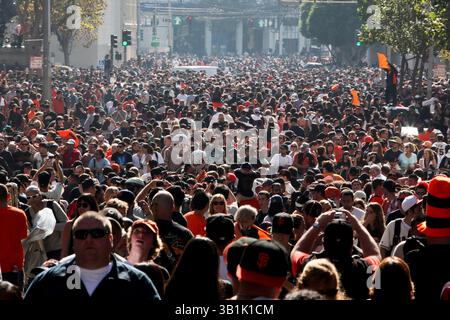 03 nov. 2010 - San Francisco, Californie, États-Unis - la ville de San Francisco a organisé un défilé de victoire et un rassemblement au Civic Center Plaza pour le champion du monde des Giants de San Francisco mercredi, deux jours après la victoire de l'équipe en série mondiale contre les Texas Rangers. Le défilé est descendu Market Street à San Francisco, Calif, et était le même itinéraire que le défilé accueillant les géants à San Francisco en 1958 quand ils ont déménagé de New York à la côte ouest. (Crédit image : © Tim Wagner/ZUMApress.com) Banque D'Images