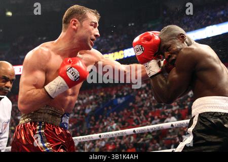 05 nov. 2010 - Las Vegas, Nevada, États-Unis - Lucian Bute, champion invaincu de 168 livres, signe un accord multi-combat avec Showtime. Showtime Networks Inc. a annoncé aujourd'hui que Lucian Bute, champion du monde des poids moyens de l'IBF, l'un des combattants les plus talentueux livre pour livre et populaire de cette époque, a signé un accord de multi-combat avec le réseau de télévision premium. PHOTO : document de presse à date inconnue (crédit image : © Showtime/ZUMApress.com) Banque D'Images