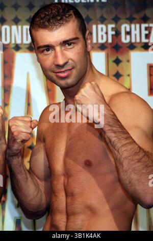05 nov. 2010 - Las Vegas, Nevada, États-Unis - Lucian Bute, champion invaincu de 168 livres, signe un accord multi-combat avec Showtime. Showtime Networks Inc. a annoncé aujourd'hui que Lucian Bute, champion du monde des poids moyens de l'IBF, l'un des combattants les plus talentueux livre pour livre et populaire de cette époque, a signé un accord de multi-combat avec le réseau de télévision premium. PHOTO : document de presse à date inconnue (crédit image : © Showtime/ZUMApress.com) Banque D'Images