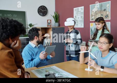 Impliquer les étudiants avec la technologie pratique en classe Banque D'Images
