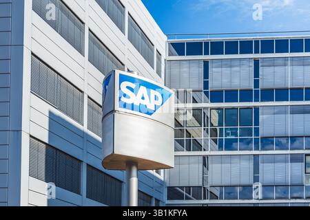 Logo SAP, multinationale allemande mondiale de logiciels, image de marque du géant du logiciel sur le campus d'entreprise Banque D'Images