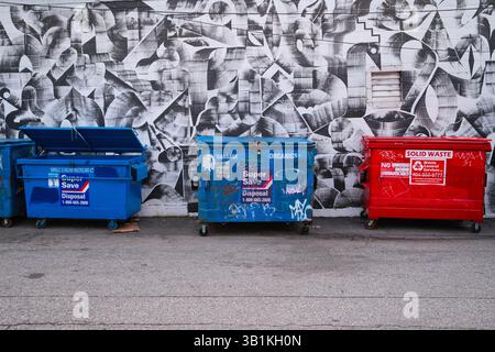 Une murale et une ruelle à Mount Pleasant près de main Street, Vancouver, BC avec 3 poubelles. Banque D'Images