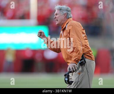 16 octobre 2010 : l'entraîneur-chef Mack Brown des Texas Longhorns au quatrième quart-temps contre les Cornhuskers du Nebraska au Memorial Stadium de Lincoln, Nebraska. Le Texas a battu le Nebraska 20-13.(image crédit : © Peter Aiken/Cal Sport Media/ZUMApress.com) Banque D'Images