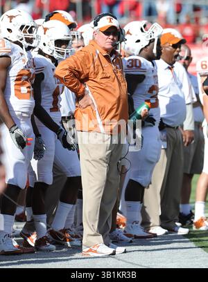 16 octobre 2010 : l'entraîneur-chef Mack Brown des Texas Longhorns lors du premier quart-temps contre les Cornhuskers du Nebraska au Memorial Stadium de Lincoln, Nebraska. Le Texas a battu le Nebraska 20-13.(image crédit : © Peter Aiken/Cal Sport Media/ZUMApress.com) Banque D'Images