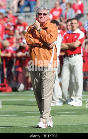 16 octobre 2010 : l'entraîneur-chef Mack Brown des Texas Longhorns avant un match contre les Cornhuskers du Nebraska au Memorial Stadium de Lincoln, Nebraska. Le Texas a battu le Nebraska 20-13.(image crédit : © Peter Aiken/Cal Sport Media/ZUMApress.com) Banque D'Images