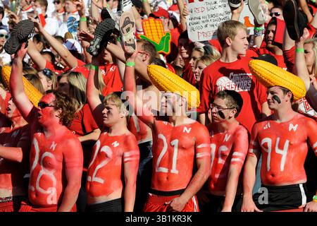 16 octobre 2010 : les fans des Cornhuskers du Nebraska lors d'un match contre les Texas Longhorns au Memorial Stadium de Lincoln, Nebraska. Le Texas a battu le Nebraska 20-13.(image crédit : © Peter Aiken/Cal Sport Media/ZUMApress.com) Banque D'Images