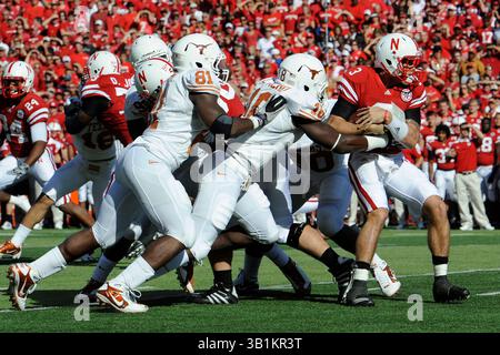 16 octobre 2010 : Safety Kenny Vaccaro #16 des Texas Longhorns affronte le quarterback Taylor Martinez #3 des Cornhuskers du Nebraska lors du premier quart au Memorial Stadium de Lincoln, Nebraska. Le Texas a battu le Nebraska 20-13.(image crédit : © Peter Aiken/Cal Sport Media/ZUMApress.com) Banque D'Images