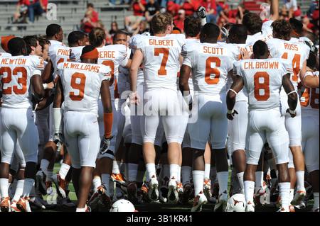 16 octobre 2010 : les Texas Longhorns avant un match contre les Cornhuskers du Nebraska au Memorial Stadium de Lincoln, Nebraska. Le Texas a battu le Nebraska 20-13.(image crédit : © Peter Aiken/Cal Sport Media/ZUMApress.com) Banque D'Images