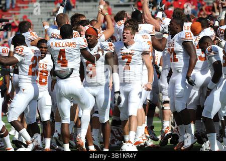 16 octobre 2010 : les Texas Longhorns avant un match contre les Cornhuskers du Nebraska au Memorial Stadium de Lincoln, Nebraska. Le Texas a battu le Nebraska 20-13.(image crédit : © Peter Aiken/Cal Sport Media/ZUMApress.com) Banque D'Images