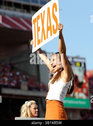 16 octobre 2010 : une pom-pom-meneuse des Longhorns du Texas lors du premier quart-temps contre les Cornhuskers du Nebraska au Memorial Stadium de Lincoln, Nebraska. Le Texas a battu le Nebraska 20-13.(image crédit : © Peter Aiken/Cal Sport Media/ZUMApress.com) Banque D'Images