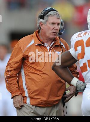 16 octobre 2010 : l'entraîneur-chef Mack Brown des Texas Longhorns au deuxième quart-temps contre les Cornhuskers du Nebraska au Memorial Stadium de Lincoln, Nebraska. Le Texas a battu le Nebraska 20-13.(image crédit : © Peter Aiken/Cal Sport Media/ZUMApress.com) Banque D'Images