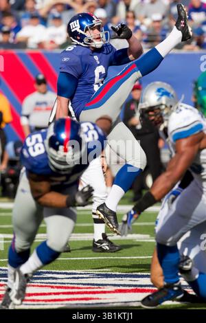 17 octobre 2010 : Matt Dodge (6 ans), joueur des Giants de New York, est en train de frapper la balle pendant le match NFL entre les Lions de Détroit et les Giants de New York au New Meadowlands Stadium à East Rutherford, New Jersey. Les géants battent les Lions, 28-20.(image crédit : © Chris Szagola/Cal Sport Media/ZUMApress.com) Banque D'Images