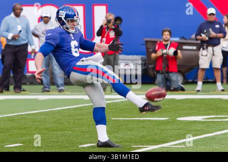 17 octobre 2010 : Matt Dodge (6 ans), joueur des Giants de New York, est en train de frapper la balle pendant le match NFL entre les Lions de Détroit et les Giants de New York au New Meadowlands Stadium à East Rutherford, New Jersey. Les géants battent les Lions, 28-20.(image crédit : © Chris Szagola/Cal Sport Media/ZUMApress.com) Banque D'Images