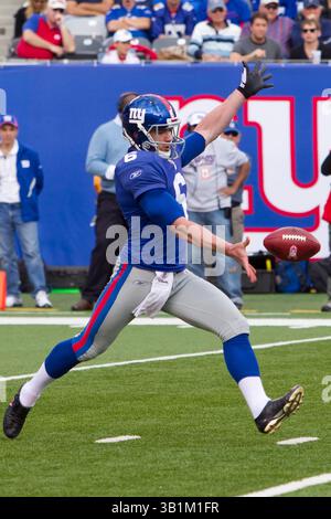 17 octobre 2010 : Matt Dodge (6 ans), joueur des Giants de New York, est en train de frapper la balle pendant le match NFL entre les Lions de Détroit et les Giants de New York au New Meadowlands Stadium à East Rutherford, New Jersey. Les géants battent les Lions, 28-20.(image crédit : © Chris Szagola/Cal Sport Media/ZUMApress.com) Banque D'Images