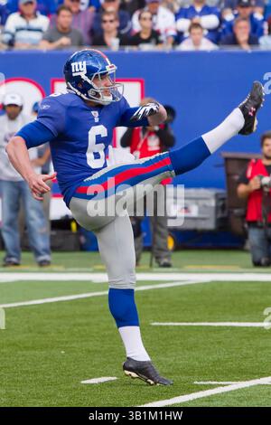 17 octobre 2010 : Matt Dodge (6 ans), joueur des Giants de New York, est en train de frapper la balle pendant le match NFL entre les Lions de Détroit et les Giants de New York au New Meadowlands Stadium à East Rutherford, New Jersey. Les géants battent les Lions, 28-20.(image crédit : © Chris Szagola/Cal Sport Media/ZUMApress.com) Banque D'Images