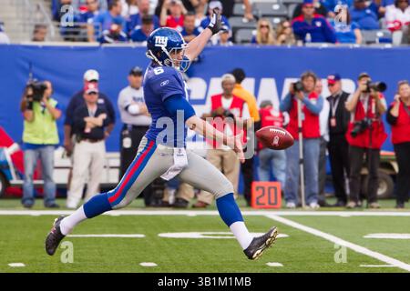 17 octobre 2010 : Matt Dodge (6 ans), joueur des Giants de New York, est en train de frapper la balle pendant le match NFL entre les Lions de Détroit et les Giants de New York au New Meadowlands Stadium à East Rutherford, New Jersey. Les géants battent les Lions, 28-20.(image crédit : © Chris Szagola/Cal Sport Media/ZUMApress.com) Banque D'Images