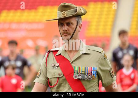 Brisbane, Australie. 26 avril 2025. Brisbane, Australie, avril 26 2025 : cérémonie ANZAC avant le match de Ligue Ute A D'Isuzu entre Brisbane Roar et Wellington Phoenix FC au Suncorp Stadium de Brisbane, Australie Matthew Starling (Promediapix/SPP) crédit : SPP Sport Press photo. /Alamy Live News Banque D'Images