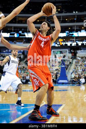 22 octobre 2010 : Luis Scola, le 4e attaquant des Rockets de Houston, cherche à tirer dans un match de pré-saison NBA entre les Rocket de Houston et les Mavericks de Dallas au American Airlines Center de Dallas, Texas Dallas a battu Houston 97-96(crédit image : © Albert Pena/Cal Sport Media/ZUMApress.com) Banque D'Images