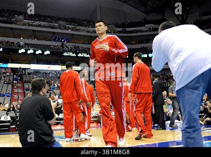 22 octobre 2010 : le centre des Rockets de Houston Yao Ming #11 est présenté avant un match de pré-saison NBA entre les Rocket de Houston et les Mavericks de Dallas au American Airlines Center de Dallas, TX Dallas a battu Houston 97-96(crédit image : © Albert Pena/Cal Sport Media/ZUMApress.com) Banque D'Images