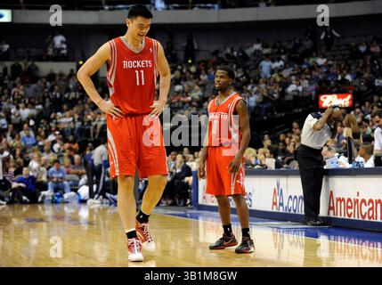 22 octobre 2010 : le centre des Rockets de Houston Yao Ming #11 discute avec le meneur des Rockets de Houston Aaron Brooks #0 dans un match de pré-saison NBA entre les Rocket de Houston et les Mavericks de Dallas au American Airlines Center de Dallas, TX Dallas a battu Houston 97-96(Credit image : © Albert Pena/Cal Sport Media/ZUMApress.com) Banque D'Images