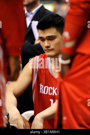 22 octobre 2010 : le centre des Rockets de Houston Yao Ming #11 dans un match de pré-saison de la NBA entre les Rocket de Houston et les Mavericks de Dallas au American Airlines Center de Dallas, TX Dallas a battu Houston 97-96(image crédit : © Albert Pena/Cal Sport Media/ZUMApress.com) Banque D'Images