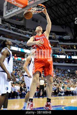 22 octobre 2010 : le centre des Rockets de Houston Yao Ming #11 avec un dunk dans un match de pré-saison NBA entre les Rocket de Houston et les Mavericks de Dallas au American Airlines Center de Dallas, TX Dallas a battu Houston 97-96(crédit image : © Albert Pena/Cal Sport Media/ZUMApress.com) Banque D'Images