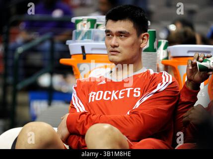 22 octobre 2010 : le centre des Rockets de Houston Yao Ming #11 dans un match de pré-saison de la NBA entre les Rocket de Houston et les Mavericks de Dallas au American Airlines Center de Dallas, TX Dallas a battu Houston 97-96(image crédit : © Albert Pena/Cal Sport Media/ZUMApress.com) Banque D'Images